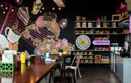 Bar, Cafe and Lounge 5 Moxy Bandung