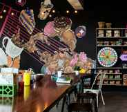 Bar, Kafe, dan Lounge 5 Moxy Bandung