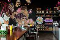 Bar, Cafe and Lounge Moxy Bandung