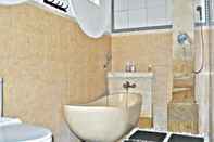 In-room Bathroom Rumah Roda Home Stay