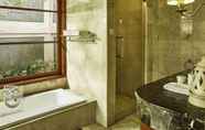 In-room Bathroom 7 Villa Stefan Anyer