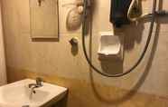 ห้องน้ำภายในห้อง 4 OYO 89703 B Link Hotel