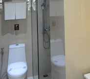 Toilet Kamar 7 The Carmen Hotel