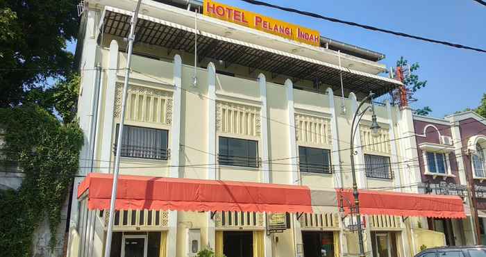 Bên ngoài Hotel Pelangi Indah