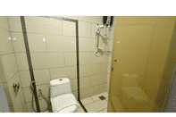 Toilet Kamar First Residence Hotel