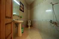 Phòng tắm bên trong Leuleu 1 - Leuleu Hostel & Coffee