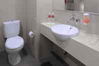 In-room Bathroom favehotel Bandara - Tangerang