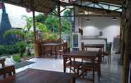 Bar, Cafe and Lounge 6 Azizah Homestay