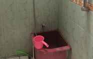 Toilet Kamar 6 Homestay Bp Ani Geopark Ciletuh