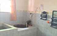 Toilet Kamar 6 Homestay Sueb Geopark Ciletuh