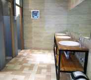 In-room Bathroom 3 Tani Jiwo Hostel Dieng