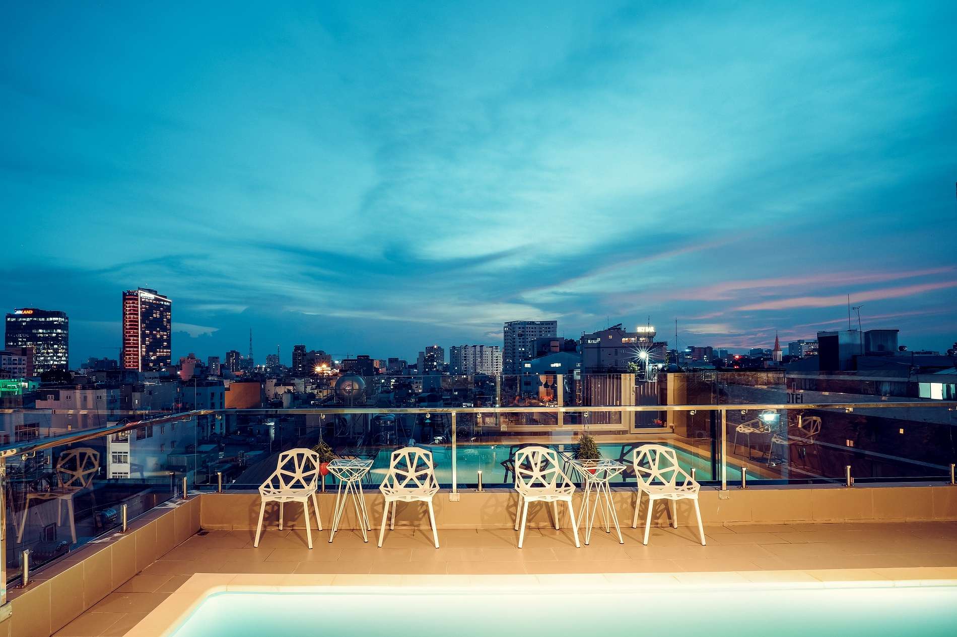 Prague Hotel - Khách sạn Quận 1 có hồ bơi
