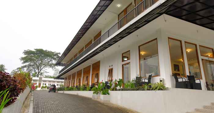 Bên ngoài Hotel Kawi Surapatha