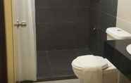 Toilet Kamar 6 Eden Boutique Hotel