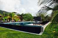 สระว่ายน้ำ Siri Lanta Resort