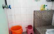 Toilet Kamar 7 Comfort Room at Kuini 81