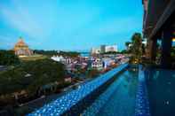 สระว่ายน้ำ The Waterfront Hotel Kuching