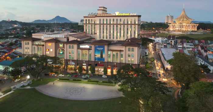 ภายนอกอาคาร The Waterfront Hotel Kuching