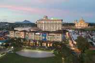 ภายนอกอาคาร The Waterfront Hotel Kuching