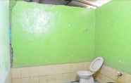 Toilet Kamar 6 Uncle Jack Beach Homestay 2 (AYG2)
