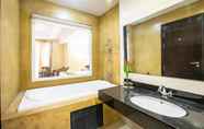 Phòng tắm bên trong 7 Leaves Valley Resort