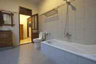 Phòng tắm bên trong Uma Loris Ubud