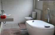 Toilet Kamar 5 Exclusive Room near close to Kualanamu International Airport (AR2)