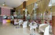 Bar, Cafe and Lounge 7 OYO 615 Residence Puri Hotel Syariah