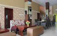 Bar, Cafe and Lounge 5 OYO 615 Residence Puri Hotel Syariah