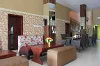 Bar, Cafe and Lounge OYO 615 Residence Puri Hotel Syariah