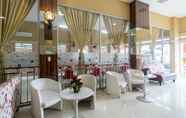 Bar, Cafe and Lounge 6 OYO 615 Residence Puri Hotel Syariah