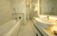 Toilet Kamar 4 Cherish Central Hotel & Apartment