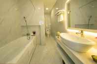 Toilet Kamar Cherish Central Hotel & Apartment