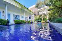 Swimming Pool Mesare Guest House by Dwaraloka