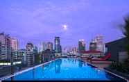 สระว่ายน้ำ 2 Travelodge Sukhumvit 11