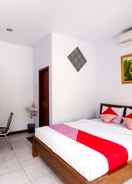 BEDROOM OYO 569 Cigadung Guest House Syariah