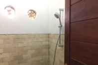 Toilet Kamar Family 5pax Homestay at Omah Cening