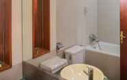 In-room Bathroom 5 Griya Prapanca Apartment