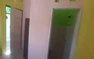 ห้องน้ำภายในห้อง 7 Rumah DTV Noto Hadi Negoro
