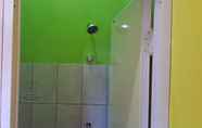 In-room Bathroom 6 Rumah DTV Noto Hadi Negoro