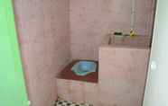 In-room Bathroom 7 Amien Guest House Syariah