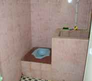 In-room Bathroom 7 Amien Guest House Syariah