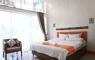 Kamar Tidur 2 Urbanview Poma Hotel