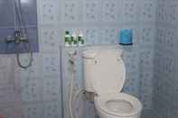 Toilet Kamar 4 Bedroom Homestay at Rabbani Family Homestay