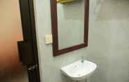 In-room Bathroom 7 Homestay Rose Banyuwangi