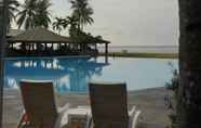 สระว่ายน้ำ 6 Palm Beach Resort & Spa Labuan