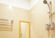 In-room Bathroom 4 R7 Homestay Nani Wartabone