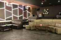 Bar, Kafe, dan Lounge Lite Rooms Container Megamendung