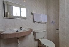 Toilet Kamar 4 SUPER OYO 89864 Hotel Holiday Park