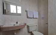 Toilet Kamar 4 SUPER OYO 89864 Hotel Holiday Park